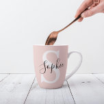 Gematigde gepersonaliseerde naam Monogram Pastel R Latte Mok<br><div class="desc">Gematigde gepersonaliseerde naam Monogram Pastel Roze</div>