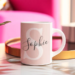 Gematigde gepersonaliseerde naam Monogram Pastel R Tweekleurige Koffiemok<br><div class="desc">Gematigde gepersonaliseerde naam Monogram Pastel Roze</div>