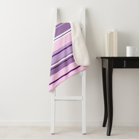 Gemengd gestreept patroon roze paars wit sherpa deken (In situ)