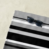 Gemengd gestreept patroon zwart wit grijs strandlaken (In situ)