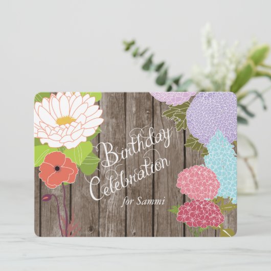 Gemengde bloemen op Weathered Wood Birthday Invite Kaart (Staand voorkant)