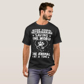 Gemengde dierenarts die het werelddier redt t-shirt (Voorkant volledig)
