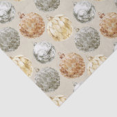 Gemengde metalen Ornamenten op Neutral Beige Tissuepapier (Detail)