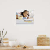 Gemengde raciale meisjes lezen en ontbijt eten poster (Keuken)