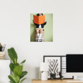 Gemengde rassenkind op stapel boeken poster (Thuiskantoor)