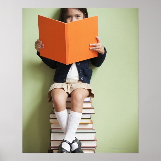 Gemengde rassenkind op stapel boeken poster (Voorkant)