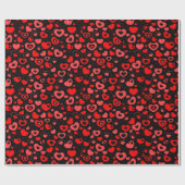 Gemengde rode harten op zwart cadeaupapier (Vlak)