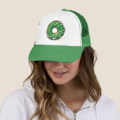 Gemiddelde groene donut met ijsvorming trucker pet (In situ)