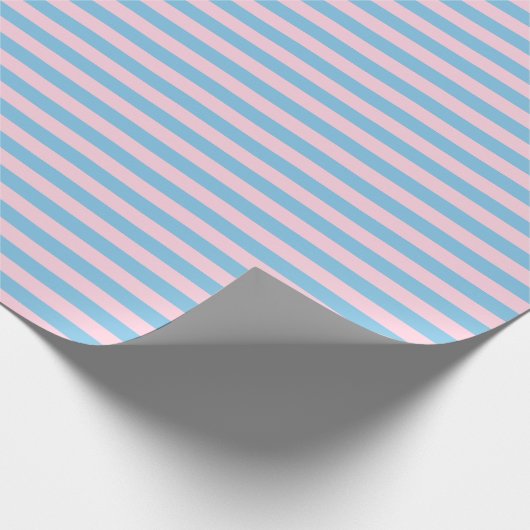 Gemiddelde lichtblauw en lichtroze strepen cadeaupapier (Hoek)