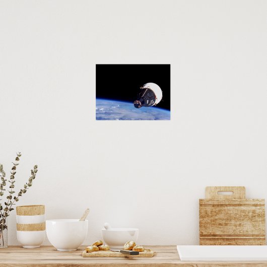 Gemini 7 orbiting Earth, bekeken vanuit Gemini 6A Poster (Keuken)