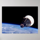 Gemini 7 orbiting Earth, bekeken vanuit Gemini 6A Poster (Voorkant)