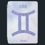 Gemini Astrology Sign Speciaal Paars iPad Air Cover<br><div class="desc">Deze  paarse en lavender Gemini iPad kenmerkt je astrologische teken van de Zodiac in een mooie glans zoals de constellaties. Pas dit schattige astrologische symboolgift met jouw naam in krullend manuscript voor iemand met een late verjaardag van Mei of vroege van Juni aan.</div>