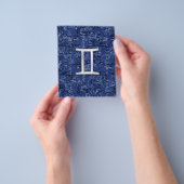 Gemini sterrenbeeld symbool op marineblauwe digita flyer (Hand)