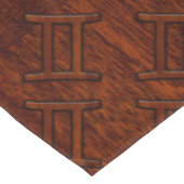 Gemini Symbol op een bruine Mahogany-achtige afdru Tafelkleed (Gekanteld)