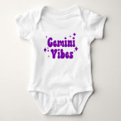 Gemini Vibes Zodiac Astrology Paarse Stars Romper (Voorkant)