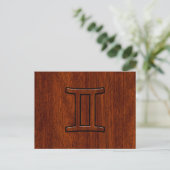 Gemini Zodiac Sign on Mahogany Wood Style Briefkaart (Staand voorkant)