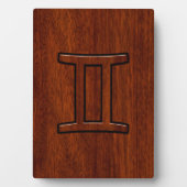 Gemini Zodiac Sign on Mahogany Wood Style Fotoplaat (voorkant)