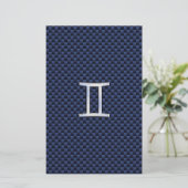 Gemini Zodiac Symbol Navy Blue Carbon Style Briefpapier (Staand voorkant)