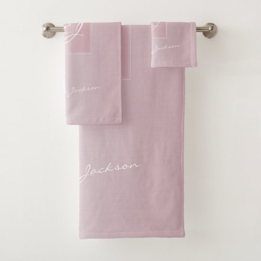 Gemonogrammeerde moderne meisjesachtige roze rose bad handdoek (Insitu)
