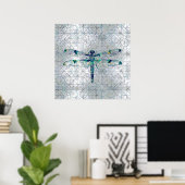 Gemstone Dragonfly op heilig geometriepatroon Poster (Thuiskantoor)