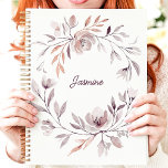 Gemutte Waterverf Bloemenkrans Aangepaste naam Planner<br><div class="desc">Dit elegante plannerontwerp is voorzien van een gedempte waterverf bloemenkrans in zachte tinten van blush, mauve en taupe. De zachte opstelling omcirkelt een aangepaste naam in een delicaat script, waardoor een gepersonaliseerde en verfijnde touch ontstaat. Ideaal voor het organiseren van uw dagelijkse taken, afspraken of creatieve ideeën met een vrouwelijke...</div>