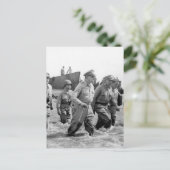 Gen. Douglas MacArthur wades ashore_War Afbeelding Briefkaart (Staand voorkant)