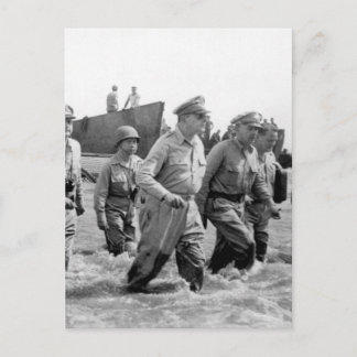 Gen. Douglas MacArthur wades ashore_War Afbeelding Briefkaart