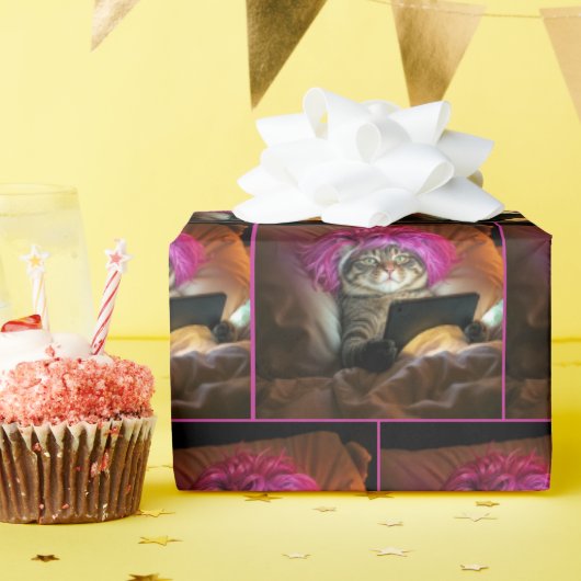 Gen Z Cat met een elektronische tablet in bed Cadeaupapier (Verjaardagsfeest)