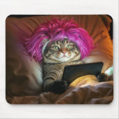 Gen Z Cat met een elektronische tablet in bed Muismat (Voorkant)