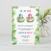 Gender reveal invitation with cartoon dinosaur egg kaart (Staand voorkant)