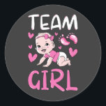 Gendereducatie teammeisjes verzameling ronde sticker<br><div class="desc">Gendereducatie Teams Party heeft schamele seksespecifieke Baby showers onthuld die overeenkomen met familieontwerp Baby Funny design Classic Sticker Classic Collectie.</div>