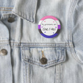 Genderfluit haar/her Pronoun Pin Ronde Button 5,7 Cm (In situ)