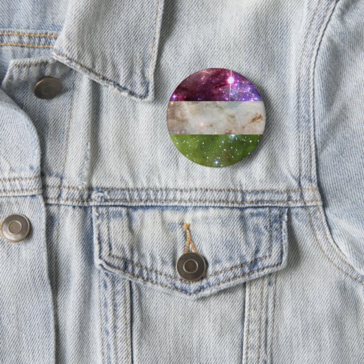 Genderqueer nebula flag pin ronde button 5,7 cm (In situ)