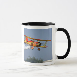 Gene Soucy die aerobatiek uitvoert in Grumman Mok