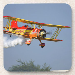 Gene Soucy doet aerobatics in Grumman Drankjes Onderzetter