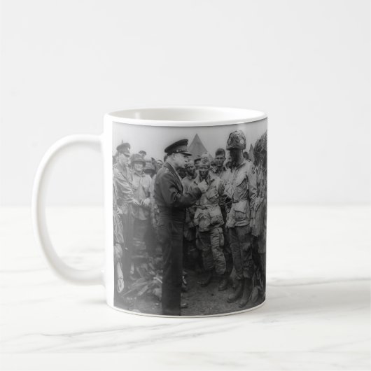 Generaal Dwight D. Eisenhower met paratroopers Koffiemok (Links)