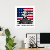 General Chamberlain en de Amerikaanse vlag Poster (Thuiskantoor)