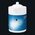 Genesis - licht en donkerheid theepot<br><div class="desc">Een gestileerd afbeelding in blauwe tinten en wit van de Aarde en Moon met achtergrondverlichting door de zon. Een Engelse vertaling van Genesis 1:4: "God zag dat het licht goed was,  en God verdeelde het licht van de duisternis" verschijnt ook in blauw en wit gloeiend.</div>