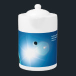 Genesis - licht en donkerheid theepot<br><div class="desc">Een gestileerd afbeelding in blauwe tinten en wit van de Aarde en Moon met achtergrondverlichting door de zon. Een Engelse vertaling van Genesis 1:4: "God zag dat het licht goed was,  en God verdeelde het licht van de duisternis" verschijnt ook in blauw en wit gloeiend.</div>