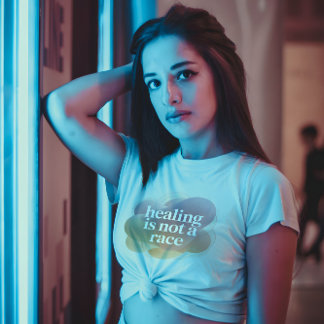 Genezing Is Geen Wedstrijd – Pastel Wellness T-shirt