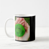 Genezing van de planeet. Sticker Koffiemok (Links)