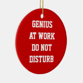Geniaal op het werk verstoort de versiering van de keramisch ornament (Rechts)
