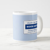 Geniet van de inhuldiging van Quiet Harris 2025 Grote Koffiekop (Voorkant rechts)