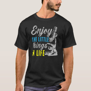 Geniet van de kleine dingen in de bioloog t-shirt
