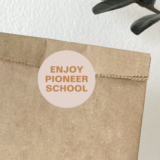 Geniet van de Pioneer School Ronde Sticker