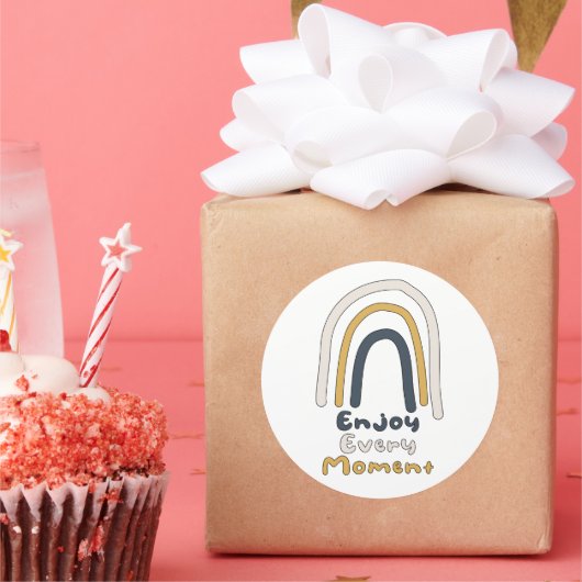 Geniet van elk moment motivatie kleurrijke regenbo ronde sticker (Feest)