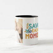 Geniet van elk moment tweekleurige koffiemok (Center)