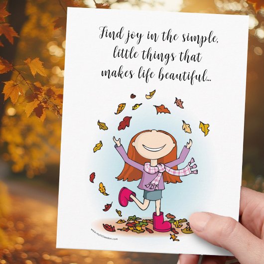 Geniet van het eenvoudige, kleine meisje dat speel briefkaart