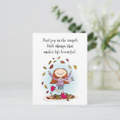 Geniet van het eenvoudige, kleine meisje dat speel briefkaart (Staand voorkant)