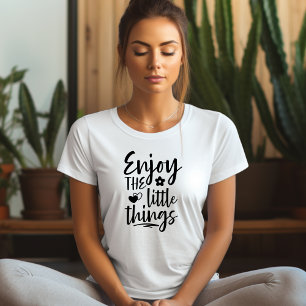 Geniet van het T-shirt met kleine dingen